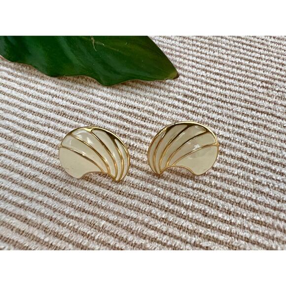 Vintage Mod White & Gold Crescent Shaped Earrings, Stud Costume Earrings - Picture 5 of 8